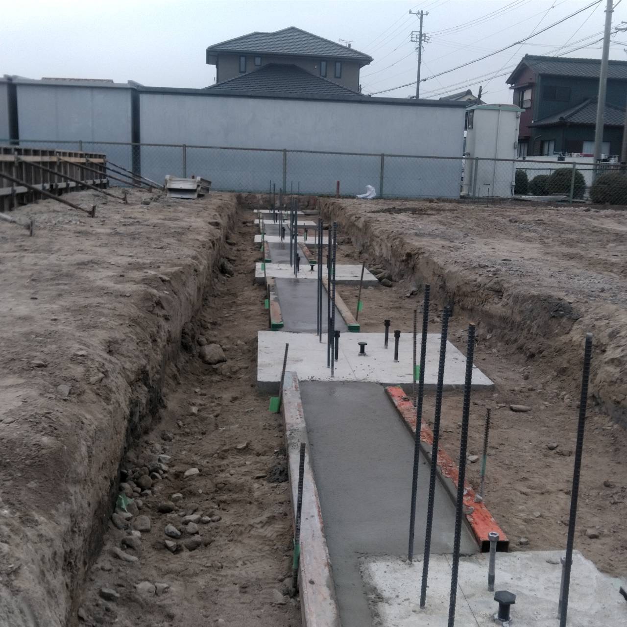 鉄骨基礎完了。墨出し。